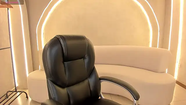 NinaBlum online show from November 2025 07:36:02 PM