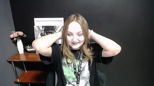 Snapshot of Mystic_nikole chatting on September 2025 12:38:01 PM Mystic nikole online show from September 2025 12:38:01 PM