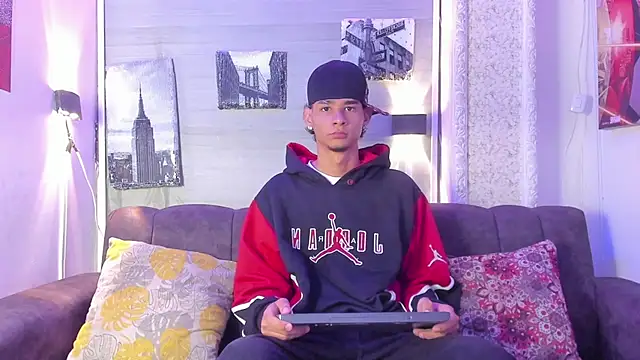 Snapshot of kenix_777 chatting on September 2025 08:03:01 PM kenix 777 online show from September 2025 08:03:01 PM