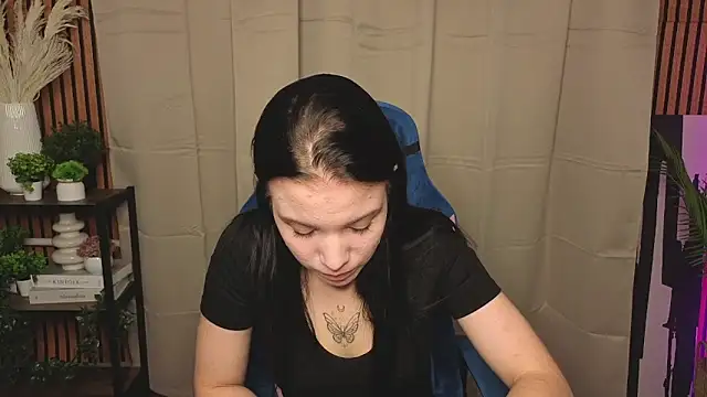 Snapshot of LauraHale chatting on November 2025 12:05:02 PM LauraHale online show from November 2025 12:05:02 PM