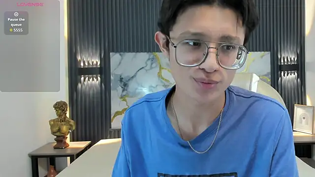 SantiagoRusso18 online show from November 2025 02:00:02 AM