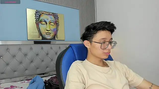 SantiagoRusso18 online show from April 2026 05:36:01 PM