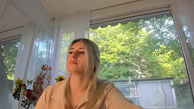 Ella Vee online show from May 2026 04:40:01 AM