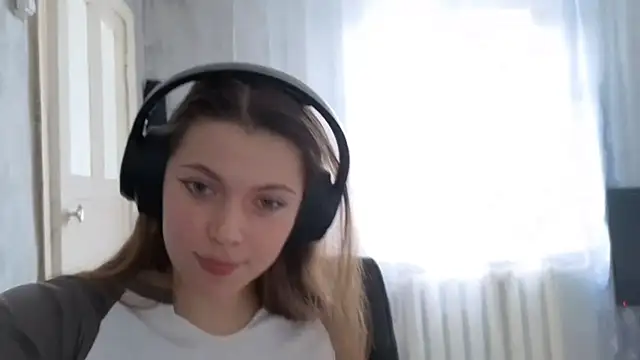 CutieAnny online show from December 2025 06:00:01 AM