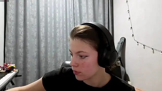 CutieAnny online show from April 2026 08:12:02 PM