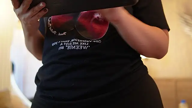 Snapshot of Tayler_Kim chatting on October 2025 04:05:02 PM Tayler Kim online show from October 2025 04:05:02 PM