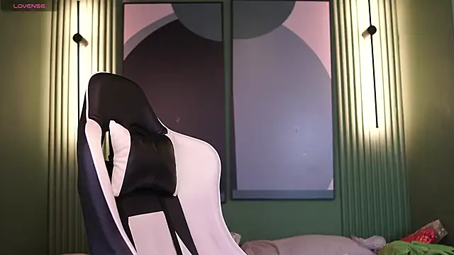 Snapshot of Tayler_Kim chatting on October 2025 06:28:02 PM Tayler Kim online show from October 2025 06:28:02 PM