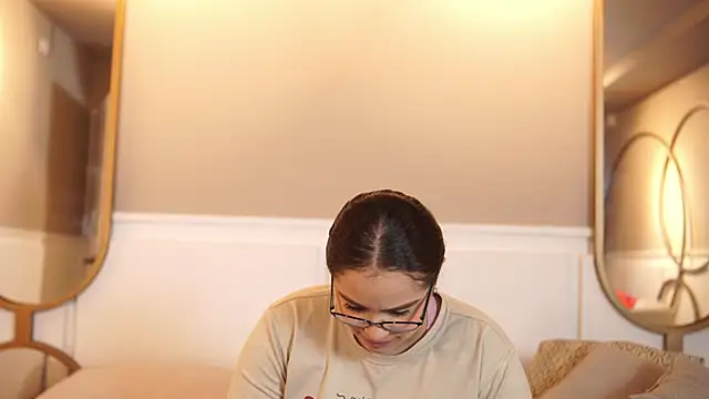 Snapshot of Tayler_Kim chatting on October 2025 06:39:02 PM Tayler Kim online show from October 2025 06:39:02 PM