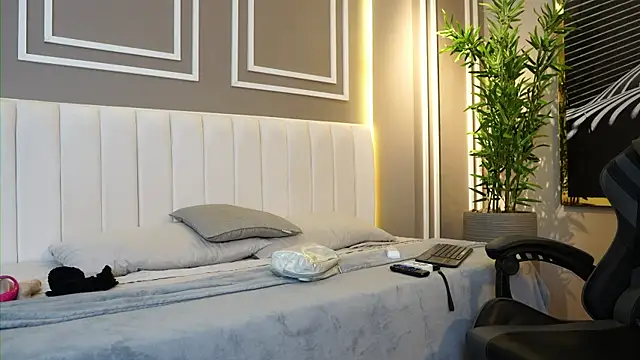 Tayler Kim online show from November 2025 06:30:01 PM