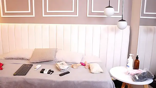 Tayler Kim online show from November 2025 04:33:01 PM