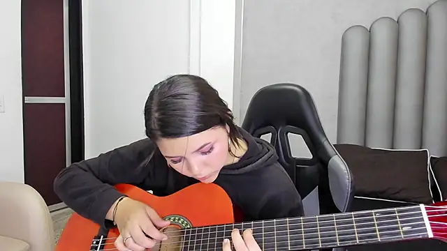 Charlotte-Star online show from December 2025 08:05:01 PM