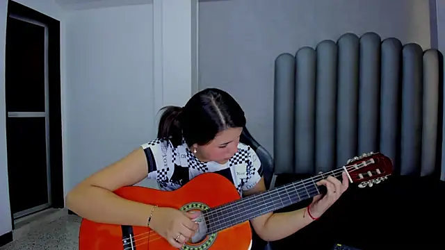 Charlotte-Star online show from December 2025 07:41:02 PM