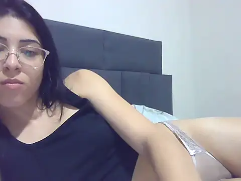 Snapshot of lari_arrudinha chatting on October 2025 12:03:01 AM lari arrudinha online show from October 2025 12:03:01 AM