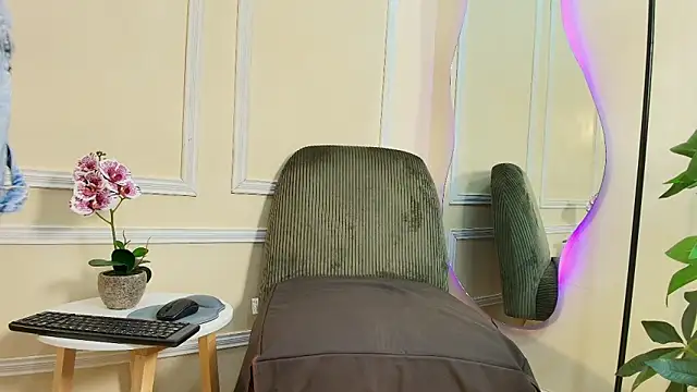 keila hott20 online show from October 2025 12:36:02 PM