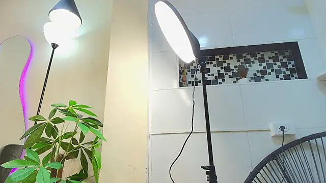 keila hott20 online show from October 2025 01:14:01 PM