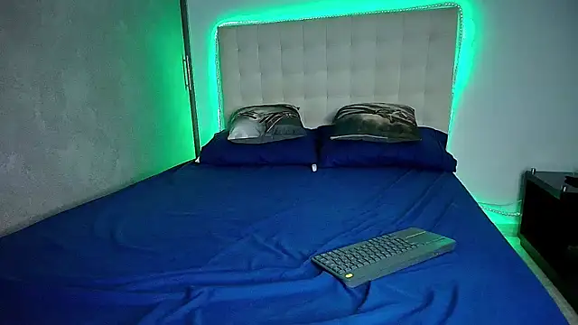 Snapshot of DionKnox chatting on November 2025 06:46:01 AM DionKnox online show from November 2025 06:46:01 AM