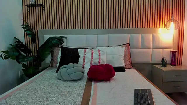 Roseaurora online show from December 2025 12:56:01 PM