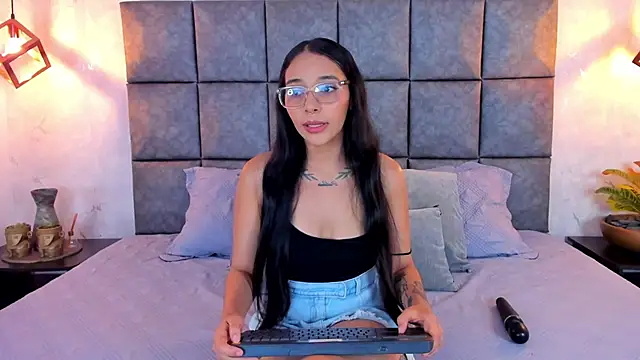 Roseaurora online show from May 2026 11:18:01 AM