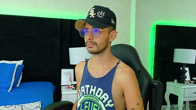 Snapshot of HairyDiamond_ chatting on September 2025 03:41:02 AM HairyDiamond online show from September 2025 03:41:02 AM