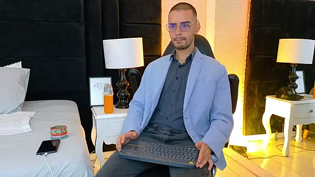 Snapshot of HairyDiamond_ chatting on September 2025 03:41:01 AM HairyDiamond online show from September 2025 03:41:01 AM