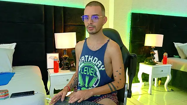 Snapshot of HairyDiamond_ chatting on September 2025 03:30:02 AM HairyDiamond online show from September 2025 03:30:02 AM