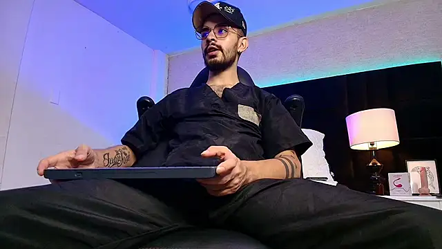 Snapshot of HairyDiamond_ chatting on October 2025 10:10:02 PM HairyDiamond online show from October 2025 10:10:02 PM