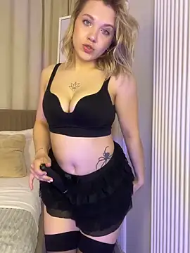 Snapshot of AlisaMyers chatting on April 2026 06:19:01 AM AlisaMyers online show from April 2026 06:19:01 AM