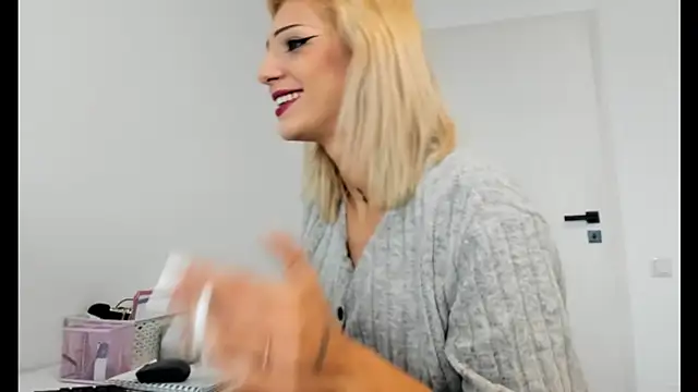 Snapshot of crystalxx18 chatting on October 2025 08:01:01 AM crystalxx18 online show from October 2025 08:01:01 AM