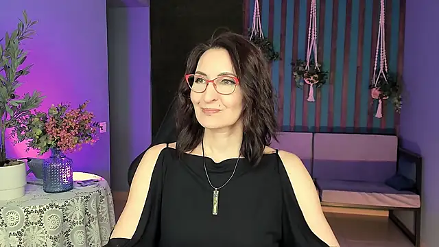 Snapshot of UnaTerra chatting on October 2025 05:17:02 AM UnaTerra online show from October 2025 05:17:02 AM