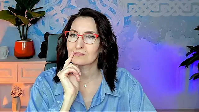 Snapshot of UnaTerra chatting on October 2025 05:19:01 AM UnaTerra online show from October 2025 05:19:01 AM