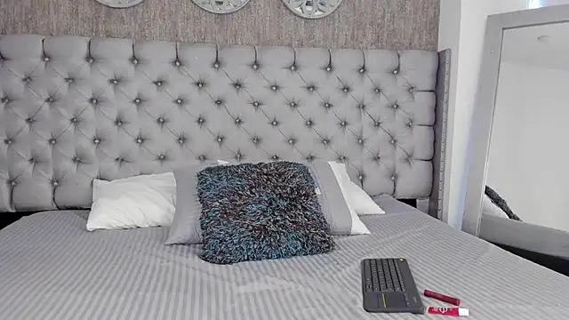 NahomyAngel online show from October 2025 01:32:01 PM