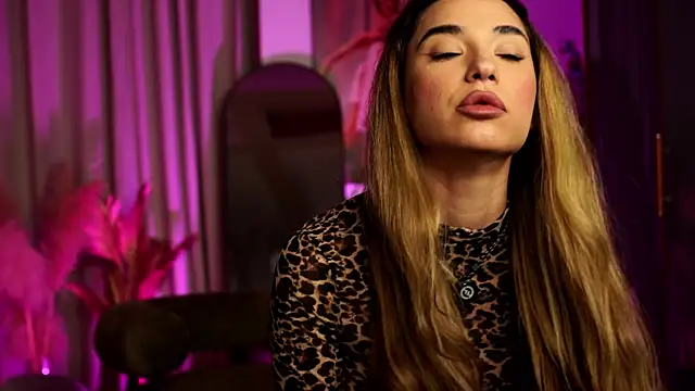 ItalianGirl online show from April 2026 08:28:02 PM