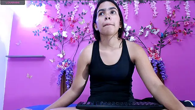 skinnysofia18 online show from June 2026 01:43:01 PM