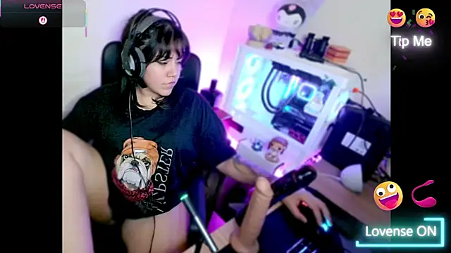 Snapshot of PinkDenial chatting on December 2025 04:33:02 AM PinkDenial online show from December 2025 04:33:02 AM