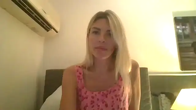 Snapshot of Liliwii1 chatting on October 2025 08:31:01 PM Liliwii1 online show from October 2025 08:31:01 PM