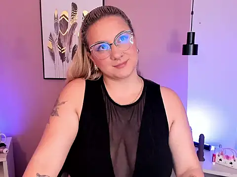 hollie joliie online show from October 2025 12:02:01 PM