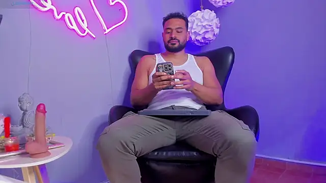 Snapshot of Gael_Meneses chatting on December 2025 12:10:01 PM Gael Meneses online show from December 2025 12:10:01 PM