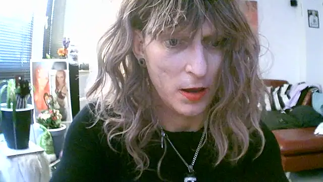 Snapshot of hellgirl1980 chatting on November 2025 01:35:02 PM hellgirl1980 online show from November 2025 01:35:02 PM