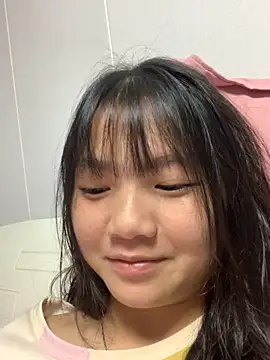 Snapshot of Emlyly-18 chatting on September 2025 01:13:02 PM Emlyly-18 online show from September 2025 01:13:02 PM