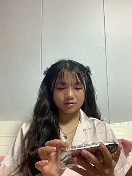 Snapshot of Emlyly-18 chatting on September 2025 05:23:02 AM Emlyly-18 online show from September 2025 05:23:02 AM