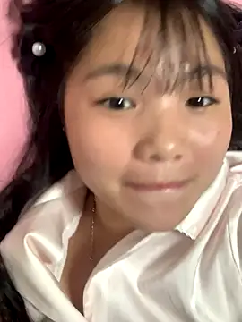 Snapshot of Emlyly-18 chatting on September 2025 05:29:02 PM Emlyly-18 online show from September 2025 05:29:02 PM