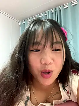 Snapshot of Emlyly-18 chatting on October 2025 02:42:02 AM Emlyly-18 online show from October 2025 02:42:02 AM