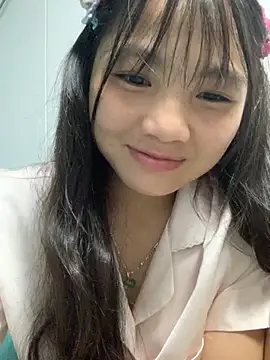 Snapshot of Emlyly-18 chatting on October 2025 02:48:01 PM Emlyly-18 online show from October 2025 02:48:01 PM