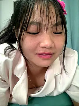 Snapshot of Emlyly-18 chatting on October 2025 04:11:01 AM Emlyly-18 online show from October 2025 04:11:01 AM