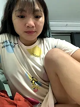 Snapshot of Emlyly-18 chatting on October 2025 03:10:01 PM Emlyly-18 online show from October 2025 03:10:01 PM