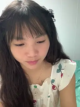 Snapshot of Emlyly-18 chatting on October 2025 01:33:02 PM Emlyly-18 online show from October 2025 01:33:02 PM