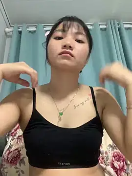 Snapshot of Emlyly-18 chatting on October 2025 02:34:01 AM Emlyly-18 online show from October 2025 02:34:01 AM