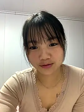 Snapshot of Emlyly-18 chatting on November 2025 03:17:01 AM Emlyly-18 online show from November 2025 03:17:01 AM