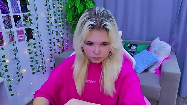 Snapshot of EmillyRogers chatting on September 2025 05:41:02 AM EmillyRogers online show from September 2025 05:41:02 AM