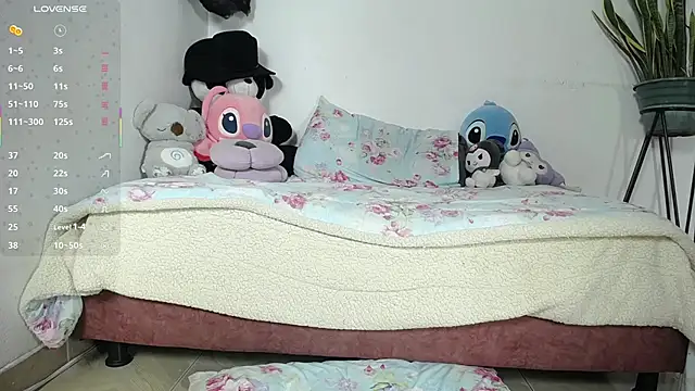 Snapshot of naughtypixie chatting on October 2025 03:52:02 AM naughtypixie online show from October 2025 03:52:02 AM